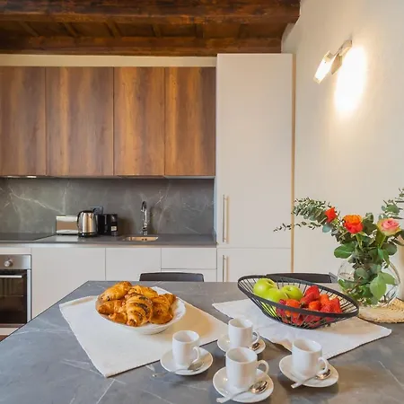 Apartment Antiche Mura By Rent Como